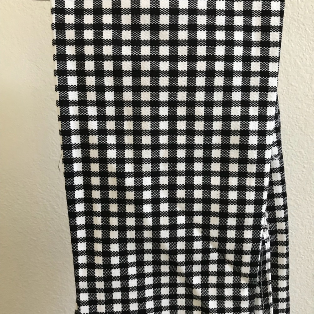 Black and white pants to ankle